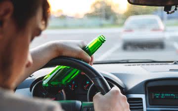 Mesmo em pequenas doses, o álcool afeta a segurança no trânsito - iStock