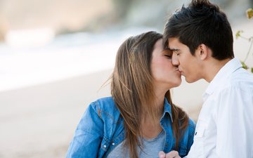 Ele está preocupado por não ter ereções ao beijar garotas - iStock