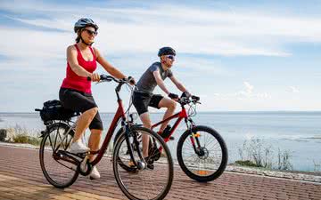 Andar de bicicleta pode ajudar a melhorar a saúde mental, a coordenação motora e o equilíbrio - iStock