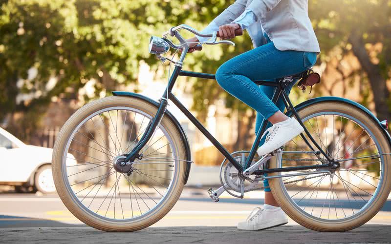 Andar de bike é um exercício aeróbico que traz diversos benefícios à saúde física e mental - iStock