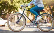 Andar de bike é um exercício aeróbico que traz diversos benefícios à saúde física e mental - iStock