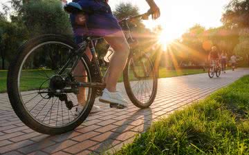 Andar de bicicleta pode ajudar a melhorar a saúde mental, a coordenação motora e o equilíbrio - iStock