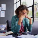 Diversos estudos já associaram longas horas de trabalho ao risco aumentado de doenças - iStock