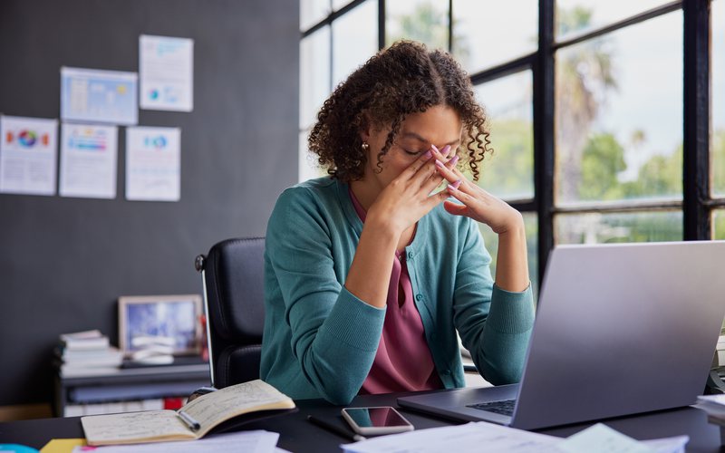 Diversos estudos já associaram longas horas de trabalho ao risco aumentado de doenças - iStock