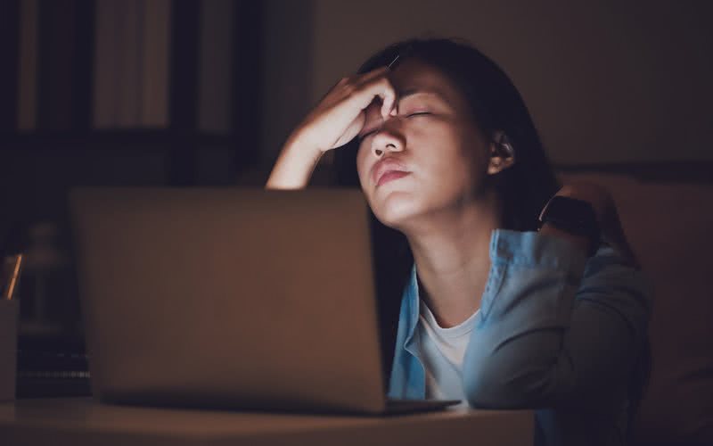 A síndrome de burnout é caracterizada por sentimento de exaustão, queda do desempenho profissional e desmotivação - iStock