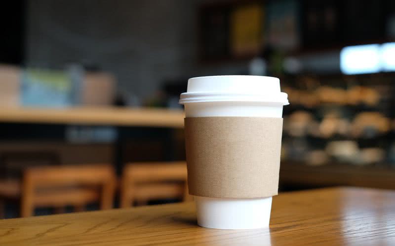 Copos descartáveis para café podem liberar substâncias que afetam o meio ambiente e a saúde - iStock