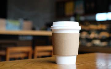 Copos descartáveis para café podem liberar substâncias que afetam o meio ambiente e a saúde - iStock