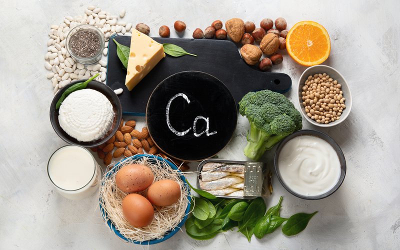 Além dos laticínios, vegetais verde-escuros, leguminosas e algumas sementes também contêm cálcio - iStock