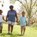 Ter companhia para caminhar é algo que torna a atividade bem mais prazerosa - iStock