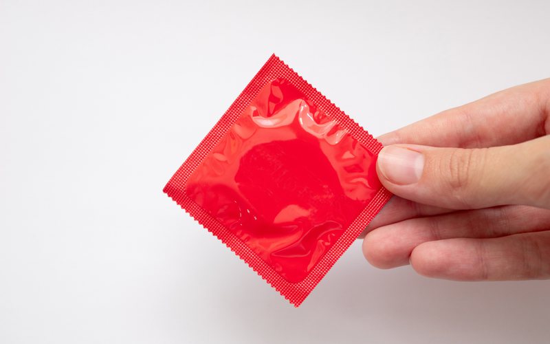 Nunca é boa ideia deixar o ar entrar ao colocar o preservativo - iStock