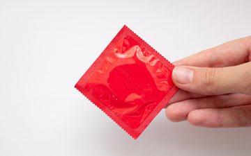 Nunca é boa ideia deixar o ar entrar ao colocar o preservativo - iStock