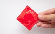 Nunca é boa ideia deixar o ar entrar ao colocar o preservativo - iStock