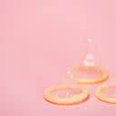 Muita gente se pergunta se usar duas camisinhas é mais seguro - iStock