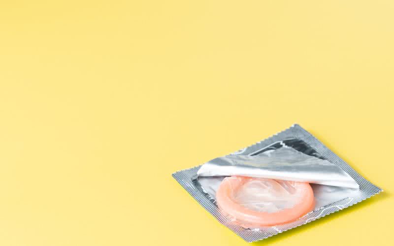 Ensaio clínico recente avaliou eficácia e segurança do uso de determinado preservativo no sexo anal - iStock