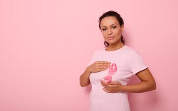 É muito importante que a mulher conheça bem o seu corpo e saiba identificar qualquer alteração na mama - iStock