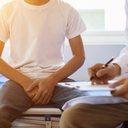 É importante não ter vergonha de procurar o médico ao notar algo de estranho - iStock