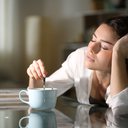 Além das sensações de fome e de frio, o corpo também dá diversos indícios de que precisa de descanso - iStock