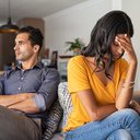 É comum a pessoa reconhecer que o relacionamento lhe faz mal, mas não conseguir por fim à relação - iStock