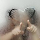 Ele está preocupado com a eficácia do preservativo dentro da água - iStock