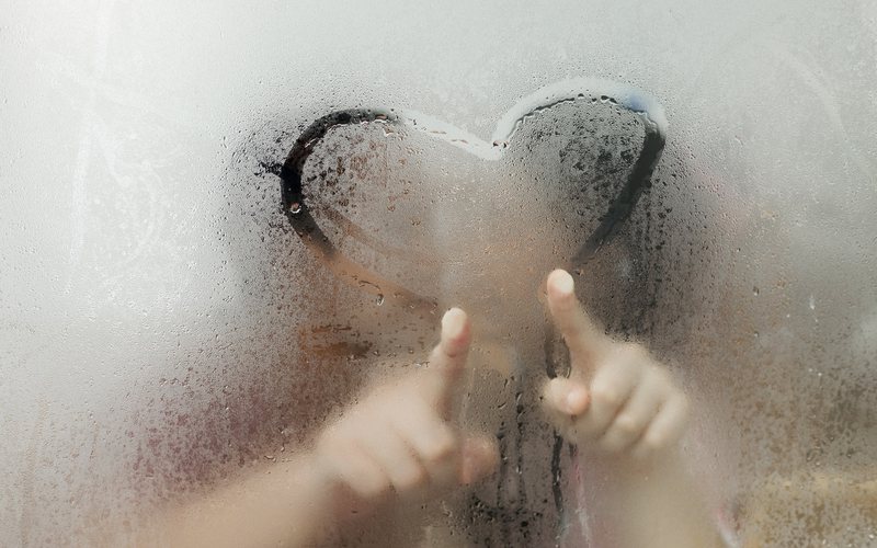 Ele está preocupado com a eficácia do preservativo dentro da água - iStock