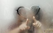 Ele está preocupado com a eficácia do preservativo dentro da água - iStock