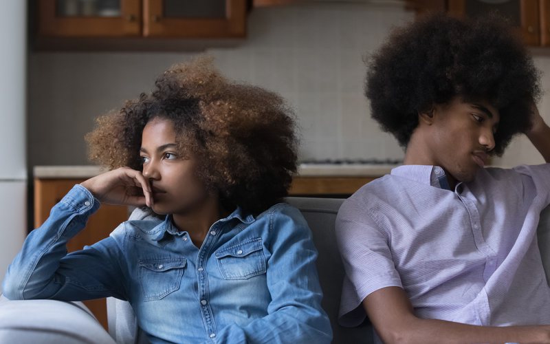 Ela conta que ele tem 18 anos e fica sem graça com a situação - iStock