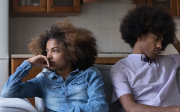 Ela conta que ele tem 18 anos e fica sem graça com a situação - iStock