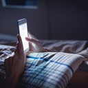 Se você está com dificuldade de largar o seu celular na hora de dormir, deixe ele fora do quarto - iStock