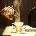 Tomar chá à noite pode ser um ritual que ajuda no relaxamento - iStock