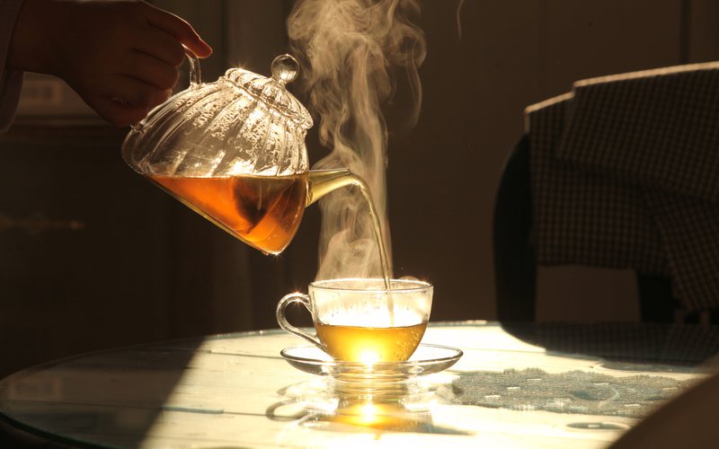 Tomar chá à noite pode ser um ritual que ajuda no relaxamento - iStock