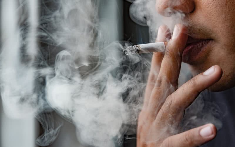 Homens que fumam são mais propensos a ter disfunção erétil e câncer de testículo - iStock