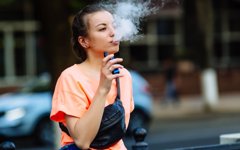 Apesar de proibidos no Brasil, cigarros eletrônicos têm atraído jovens e seu uso traz uma série de riscos - iStock