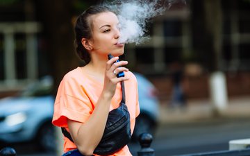 Apesar de proibidos no Brasil, cigarros eletrônicos têm atraído jovens e seu uso traz uma série de riscos - iStock