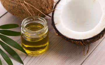 Apesar de ter virado moda, o óleo de coco aumenta o risco de doenças cardiovasculares se ingerido em excesso - iStock