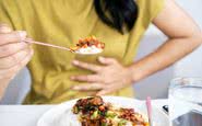 Comer consistentemente ao longo do dia pode ajudar a evitar o exagero na hora da festa - iStock