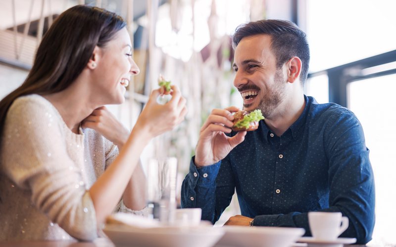 Comer com alguém faz um bem enorme para o seu bem-estar - iStock