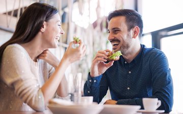 Comer com alguém faz um bem enorme para o seu bem-estar - iStock