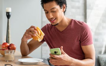 Quem checa as redes sociais enquanto come corre o risco de consumir muito mais do que deveria - iStock