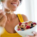 Comer fast food e pular o café da manhã são fatores associados ao sofrimento mental - iStock