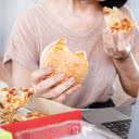 Comer comida gordurosa durante os períodos de maior tensão não faz nada bem - iStock