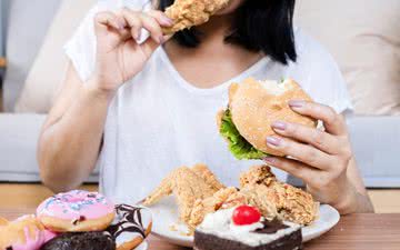 Dietas muito radicais podem levar a episódios de compulsão alimentar - iStock