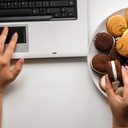 Comer compulsivo é diferente de "beliscar" em frente à TV ou ao computador - iStock