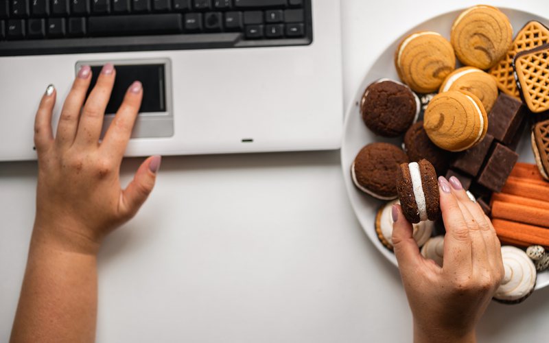 Comer compulsivo é diferente de "beliscar" em frente à TV ou ao computador - iStock