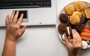 Comer compulsivo é diferente de "beliscar" em frente à TV ou ao computador - iStock