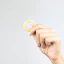 Usada corretamente, desde o início da relação, a camisinha protege de ISTs e gravidez indesejada - iStock