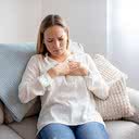 Caso tenha dor intensa no peito, não deixe de avisar seu médico ou procurar um serviço de emergência - iStock