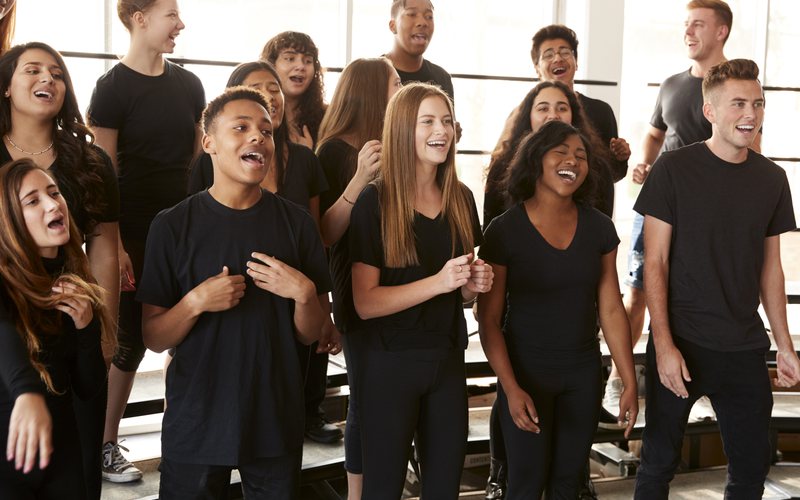 Cantar em grupo traz ainda mais benefícios à saúde, segundo estudos - iStock