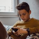 É importante estar atento ao impacto da tela no bem-estar dos jovens - iStock