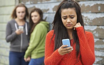 O cyberbullying traz desafios únicos para os adolescentes, estendendo-se além dos portões da escola - iStock