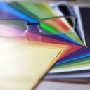 Para dirigir no Brasil, o daltônico precisa reconhecer a posição e ordem das luzes do semáforo - iStock